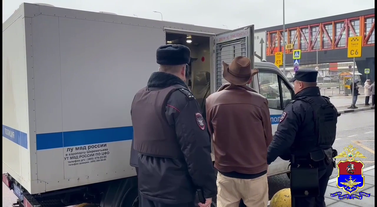 Пассажир, сообщивший об угрозе взрыва в летевшем в Москву самолете, стал фигурантом уголовного дела