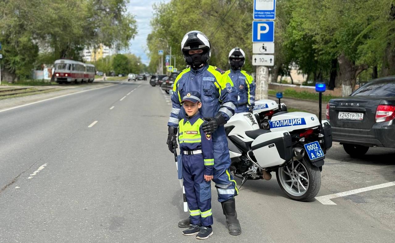 Самарские полицейские пригласили в гости 6-летнего мальчика, который мечтает стать инспектором ДПС