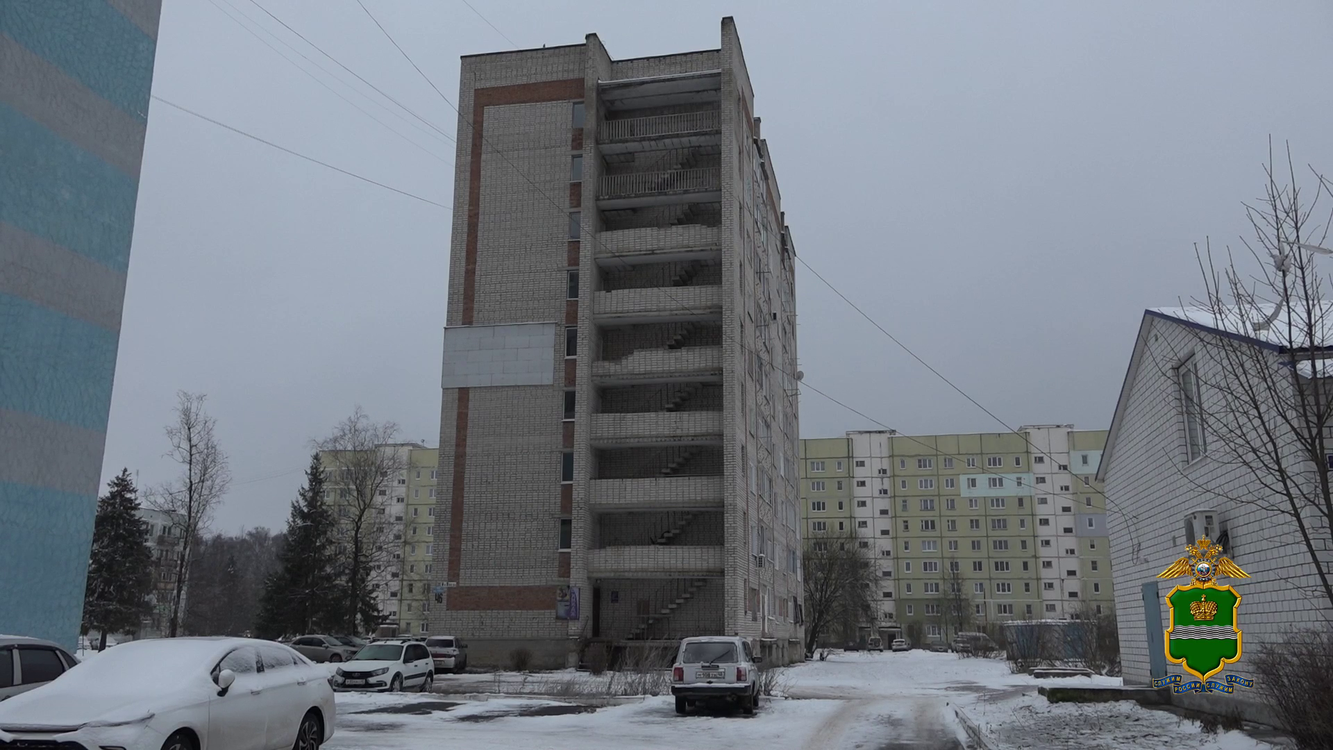 Калужские полицейские уберегли от необдуманного поступка подростка, поднявшегося на крышу высотки