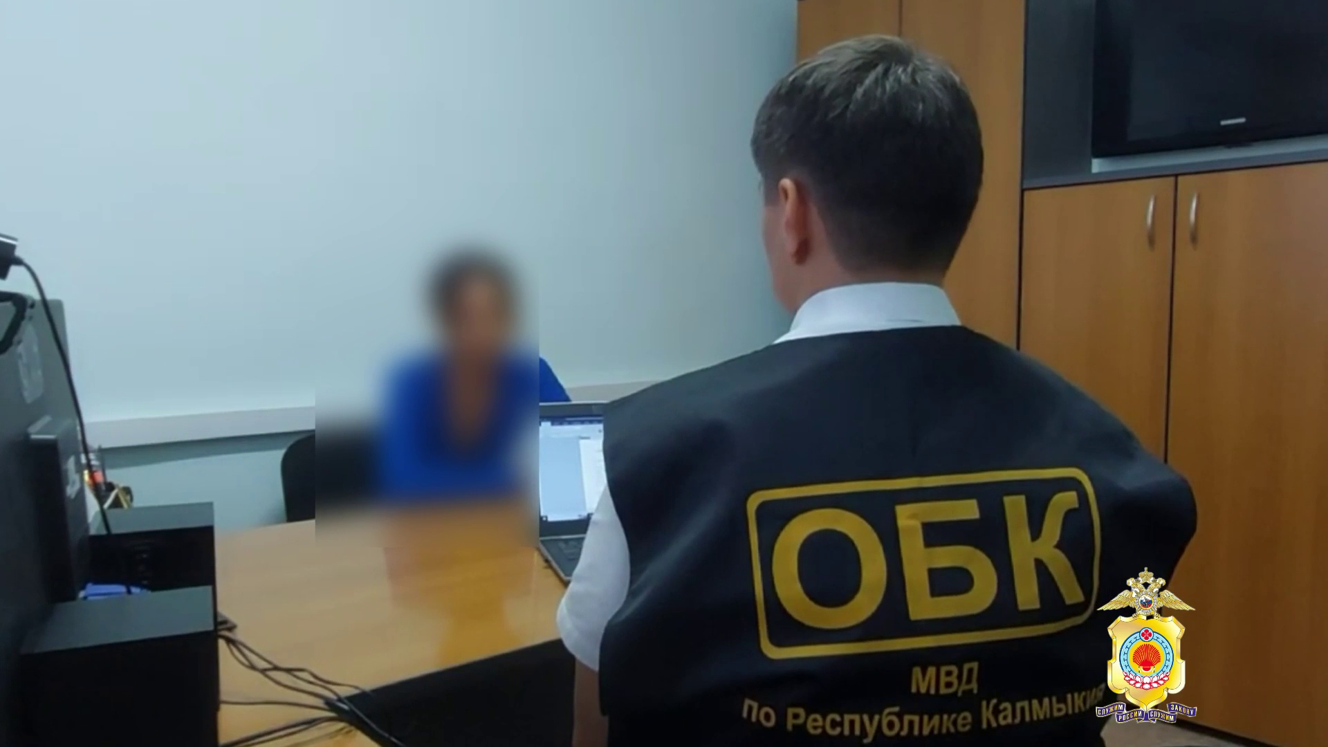 Полицейские Калмыкии задержали девушку из Перми за помощь аферистам в хищении денег у вдовы бойца СВО