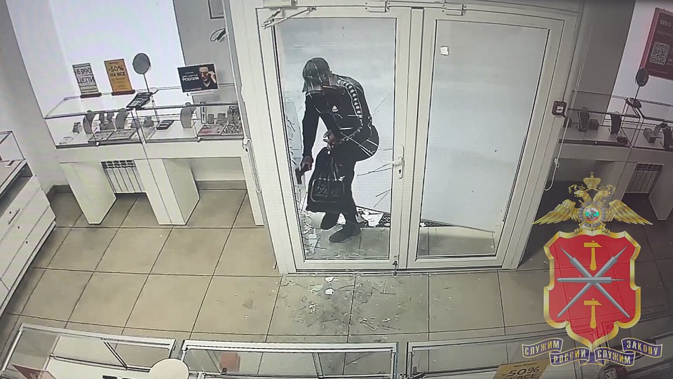 Полицией задержан скрывшийся в Ивановской области похититель украшений из ювелирного магазина в Туле