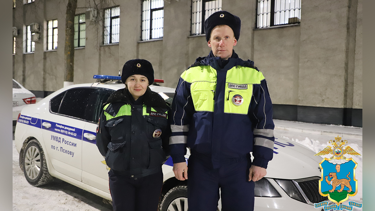 Автоинспекторы Пскова помогли водителю ликвидировать возгорание его микроавтобуса