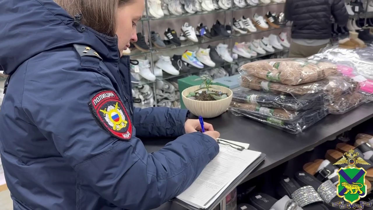 В трёх магазинах Владивостока полицейские пресекли продажу одежды и обуви с признаками подделки