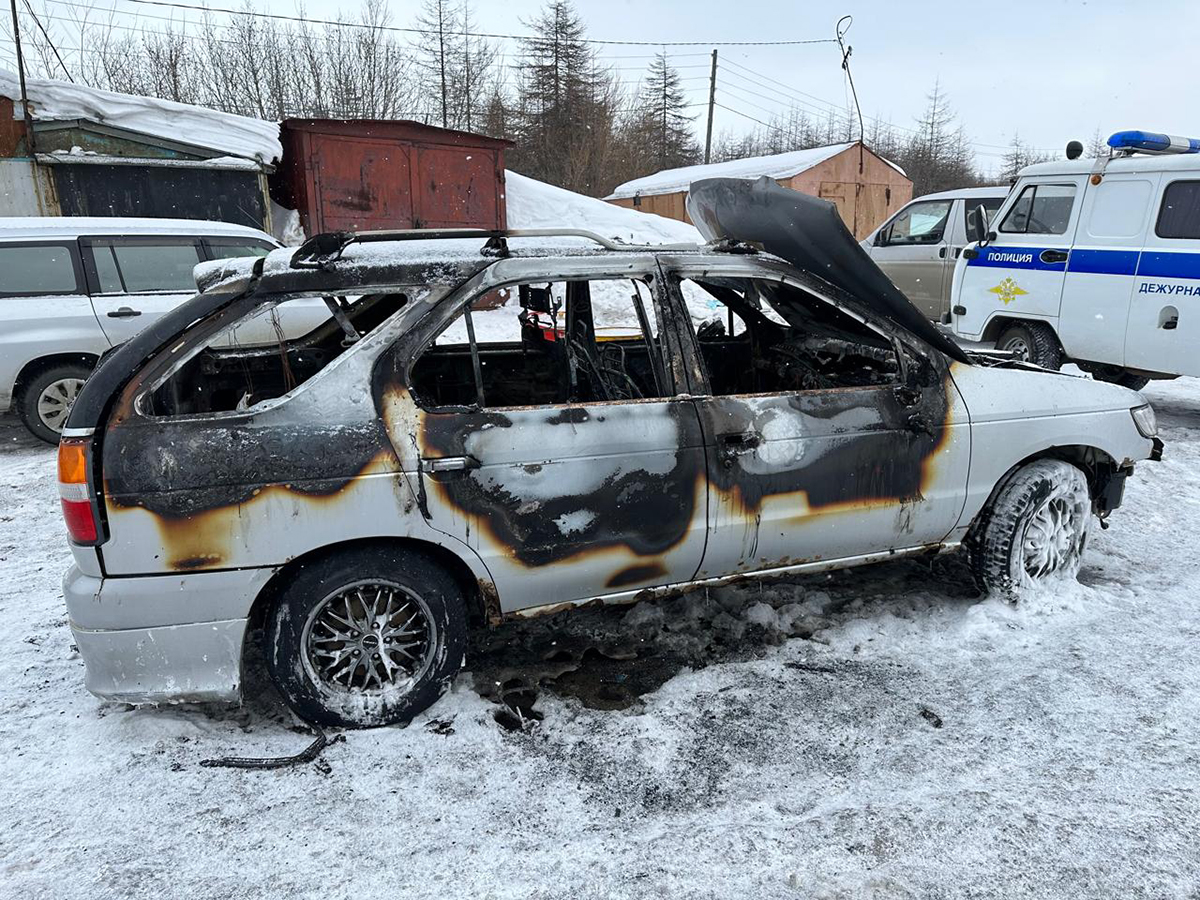 Полиция задержала 18-летнего магаданца, который поджёг машину, думая, что она принадлежит недругу