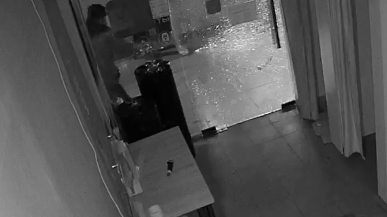 В Москве полицейские при содействии охранника торгового центра пресекли кражу платёжного терминала