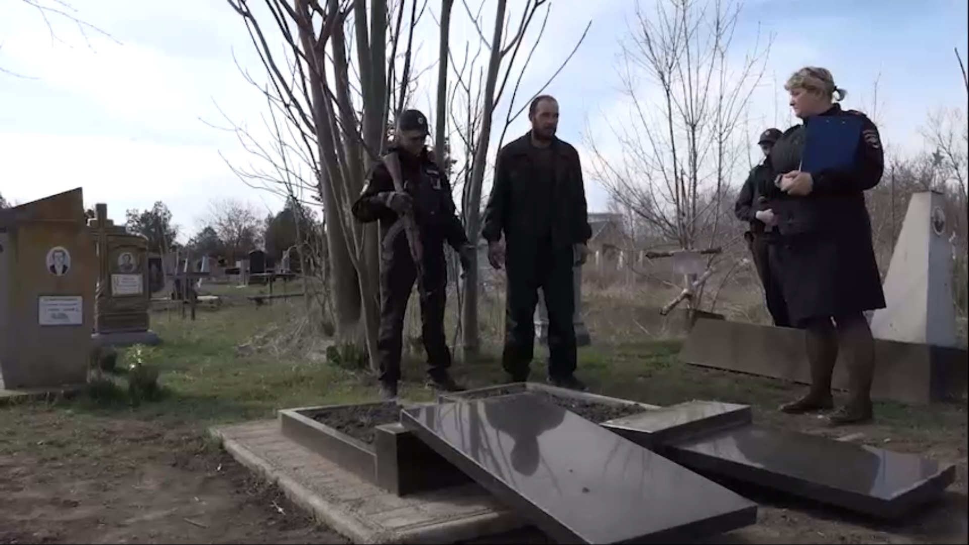 В Запорожской области полицейские задержали местного жителя, устроившего погром на кладбище