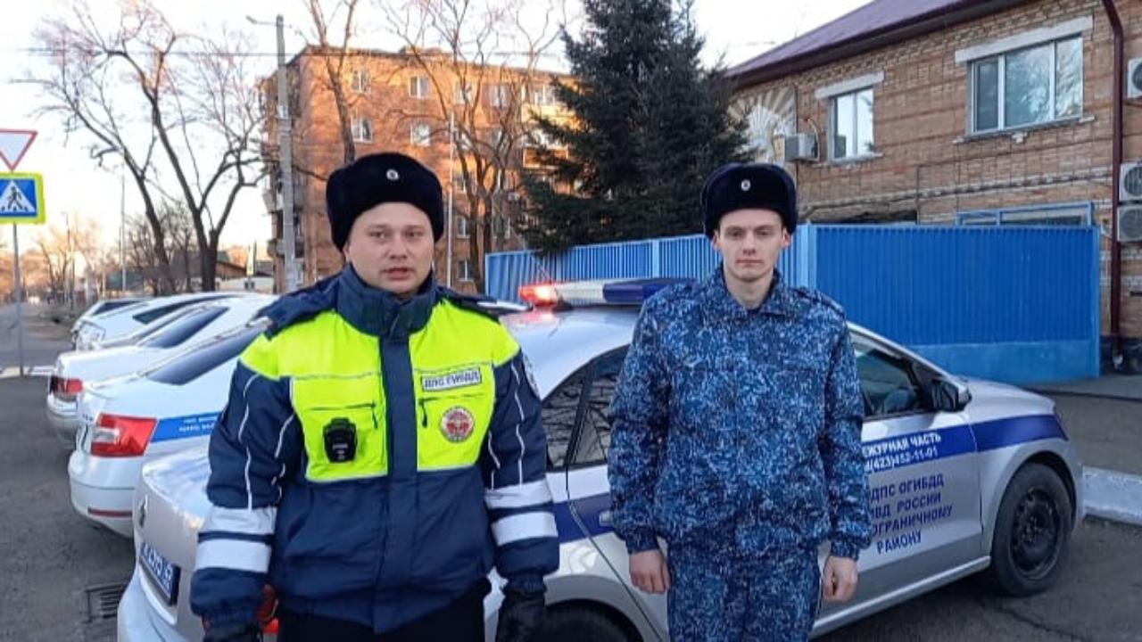 В Приморском крае полицейские помогли эвакуироваться жильцам многоэтажки во время пожара
