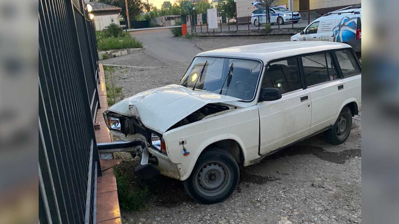 В Иркутске нетрезвый водитель, уходя от преследования, врезался в забор
