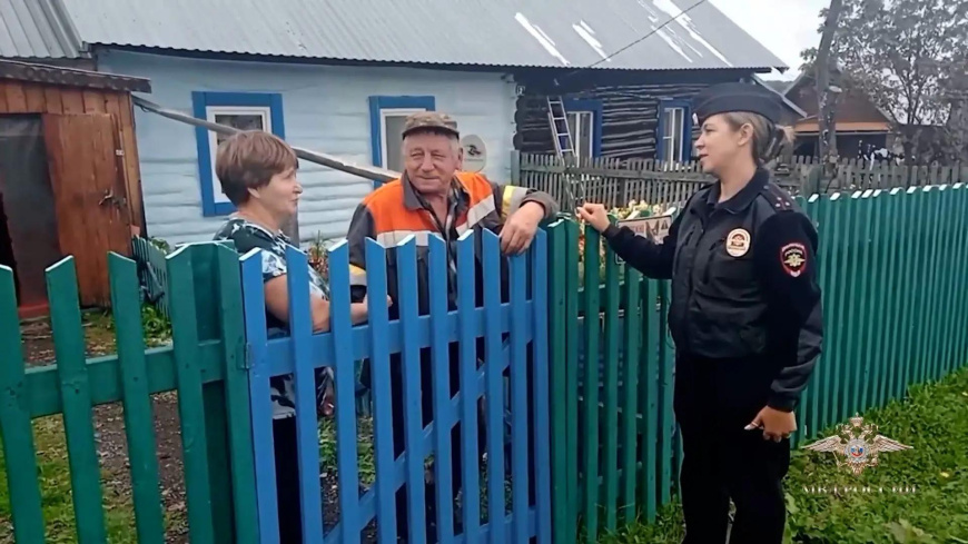 В Кузбассе сотрудница полиции обезвредила двух медведей, угрожавших жителям поселков