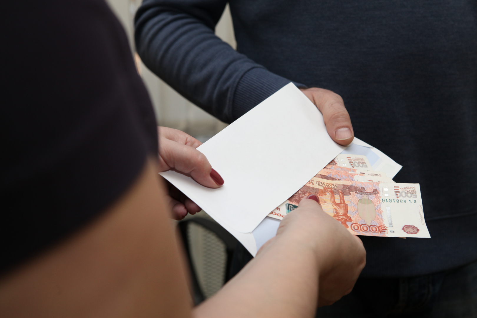 В Норильске один из руководителей предприятия больше 2 лет отбирал часть премий у подчинённых