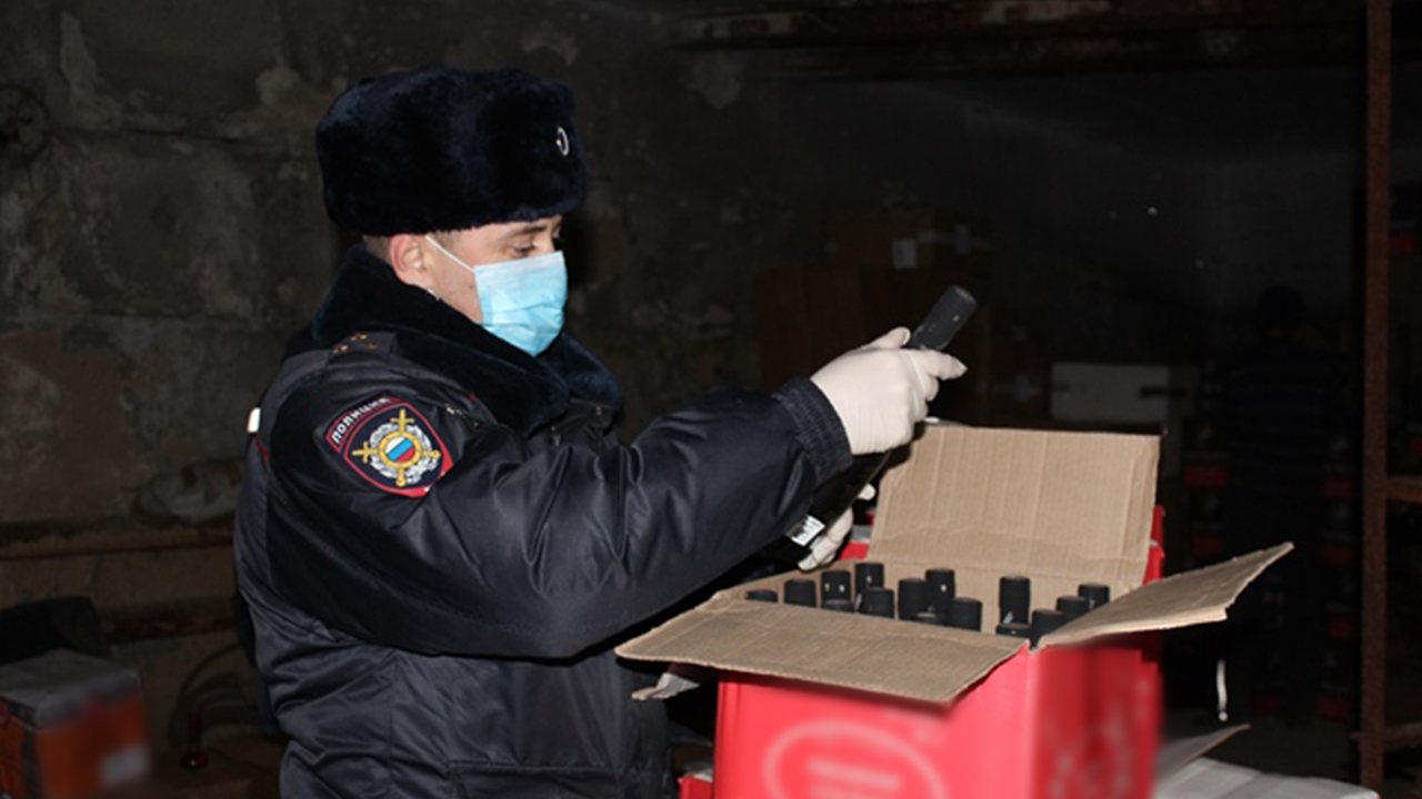 В Свердловской области сотрудники полиции изъяли около 25 тонн алкоголя и табачных изделий