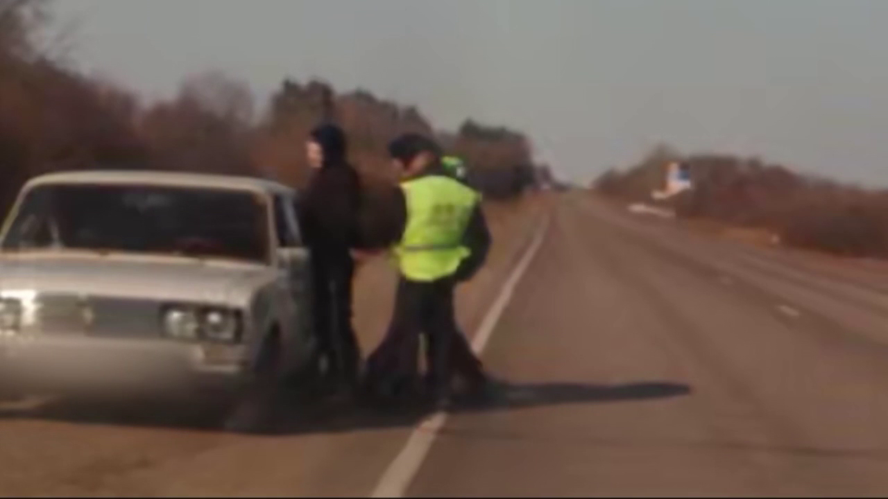 В Вологодской области в ходе погони со стрельбой инспекторы ДПС задержали злостного нарушителя ПДД