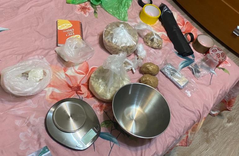 Столичные сыщики изъяли у троих иностранцев почти 2,5 кг приготовленных для сбыта героина и метадона