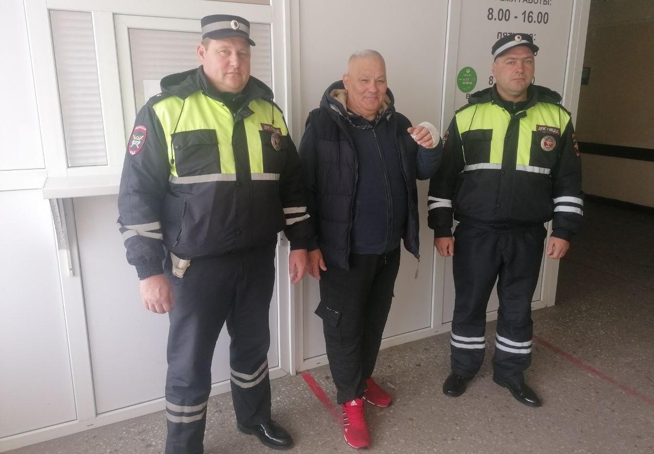 Воронежские автоинспекторы доставили в больницу мужчину, терявшего сознание из-за полученной травмы