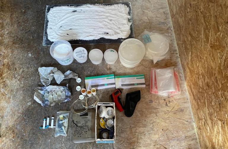 Полицейские Югры ликвидировали наркоцех и пресекли сбыт свыше 5 кг произведённой там «синтетики»