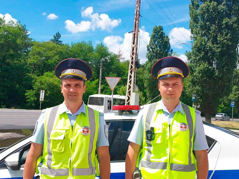 В Белгороде автоинспекторы доставили в больницу мужчину, поранившего руку болгаркой