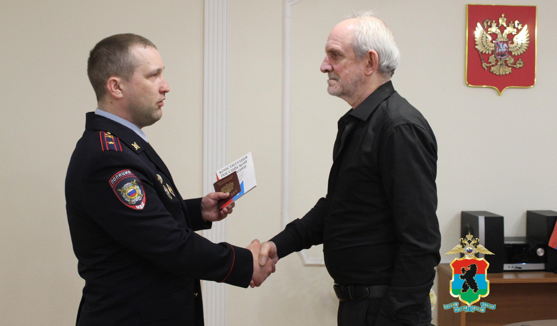 В Карелии полицейские вручили российский паспорт единственному в городе Питкяранте иностранцу