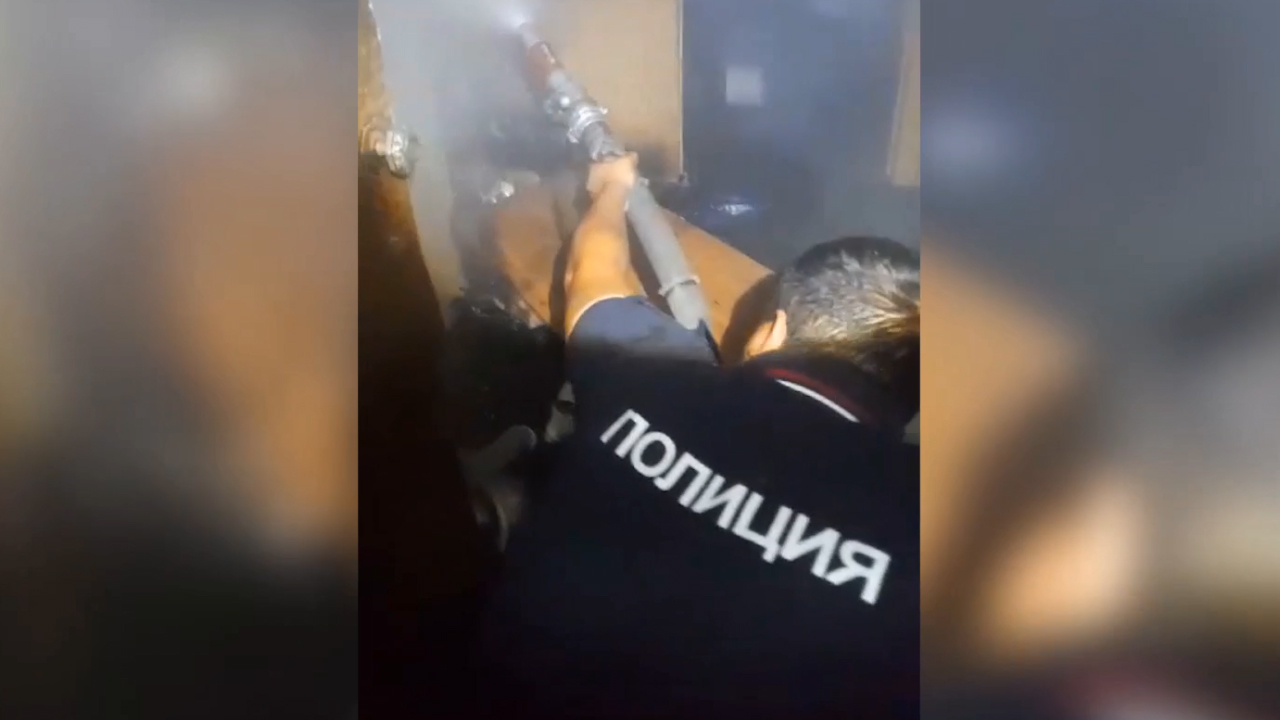 В Краснодарском крае полицейские помогли спасти жильцов загоревшегося многоквартирного дома