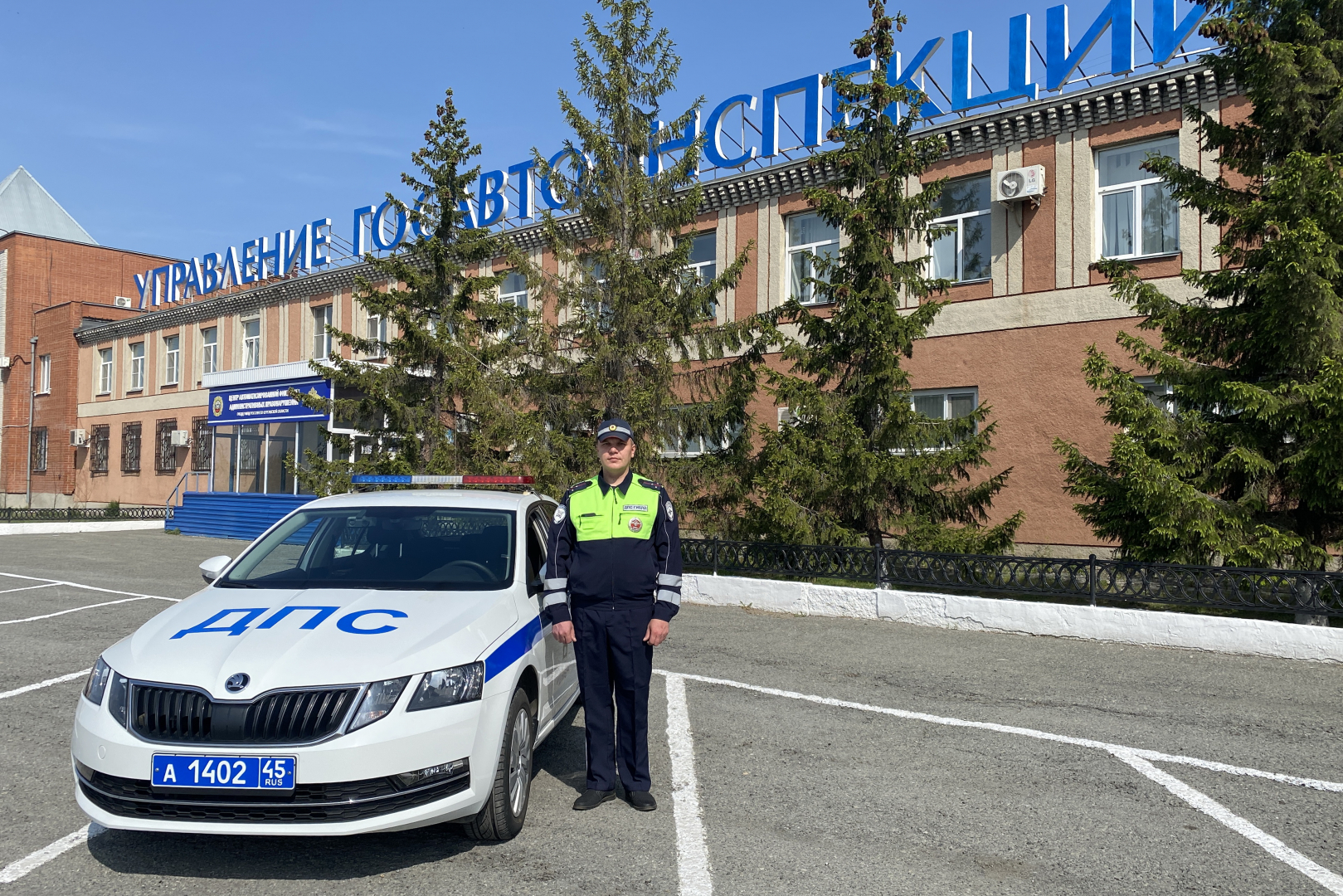 Полицейский помог беременной женщине покинуть задымлённый от природного пожара район Кургана