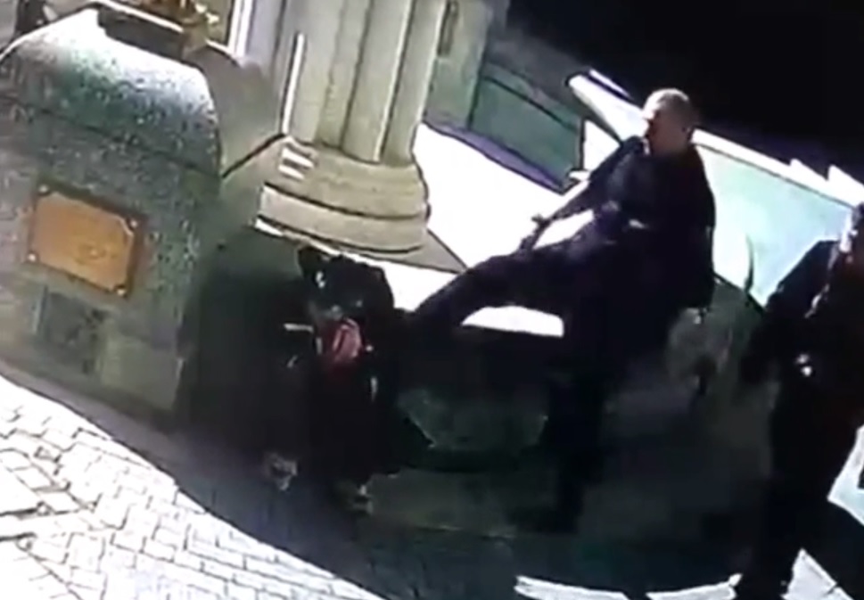 Троих мужчин, ограбивших гражданина на Арбате в Москве, полицейские задержали по горячим следам