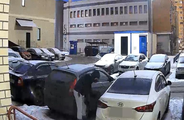 Житель Воскресенска, который порезал шины 11 автомобилей, задержан полицией Подмосковья
