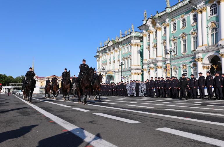 В Санкт-Петербурге в преддверии Дня России состоялся строевой смотр нарядов полиции