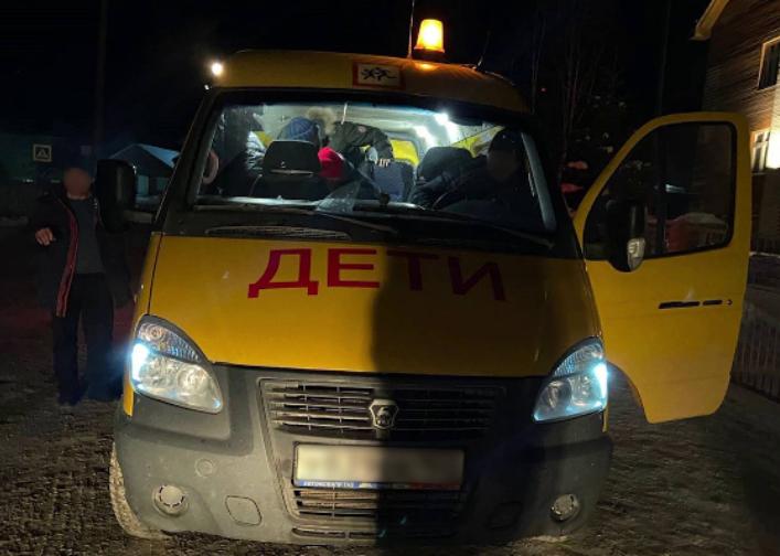 Полицейские Башкирии помогли водителю починить школьный автобус и довезти детей к месту турнира