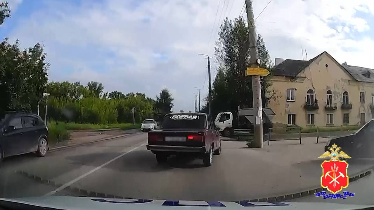 В Кузбассе в ходе погони полицейские задержали водителя «семёрки», не имеющего права управления