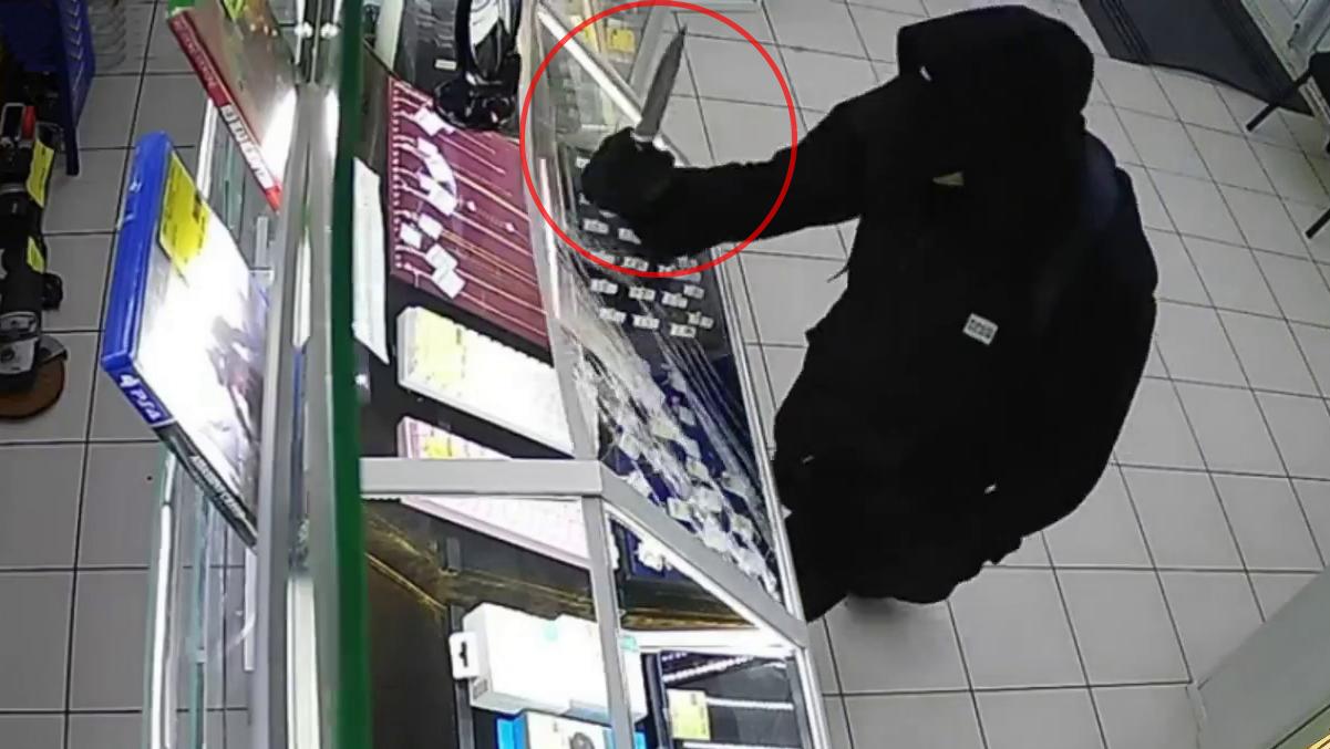 Житель Удмуртии задержан полицейскими за разбойное нападение с ножом в ломбарде в Ижевске
