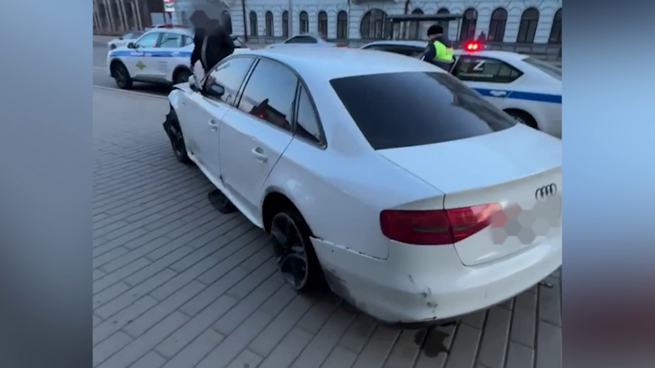 В Красноярске полицейскими задержан нетрезвый лихач на Audi, сбивший автоинспектора при попытке скрыться
