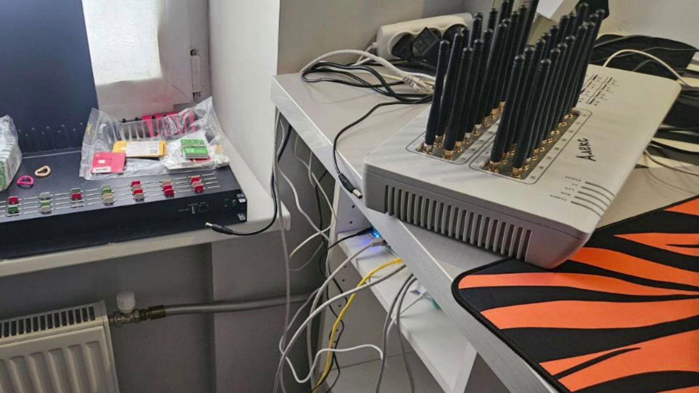 Полицией Петербурга задержаны криминальный курьер и техник аферистов, причастные к 8 мошенничествам