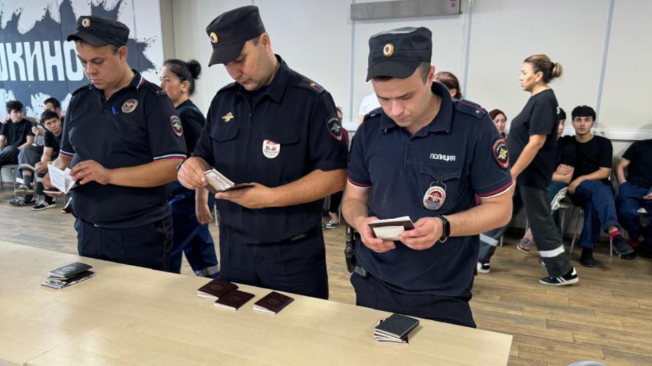 В подмосковном Пушкине полицейские выявили 120 нелегалов среди работников торгового склада