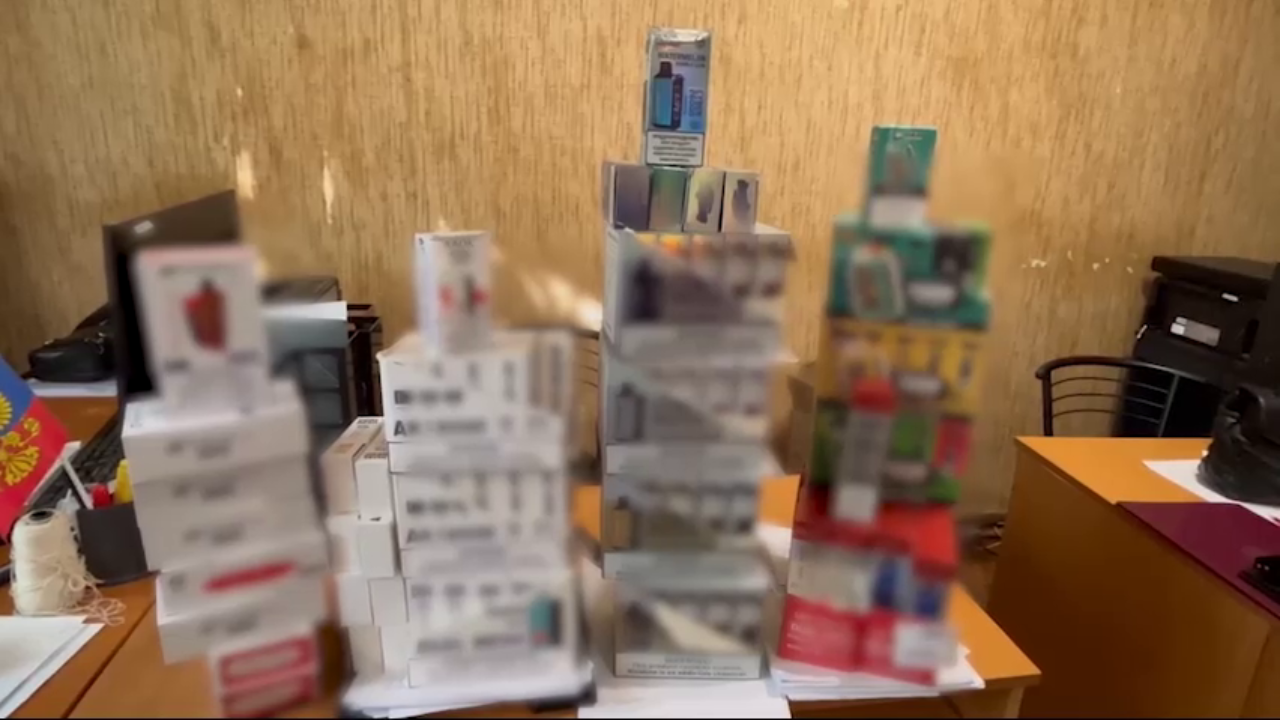 Полиция изъяла в Бердянске Запорожской области крупную партию немаркированных сигарет и вейпов