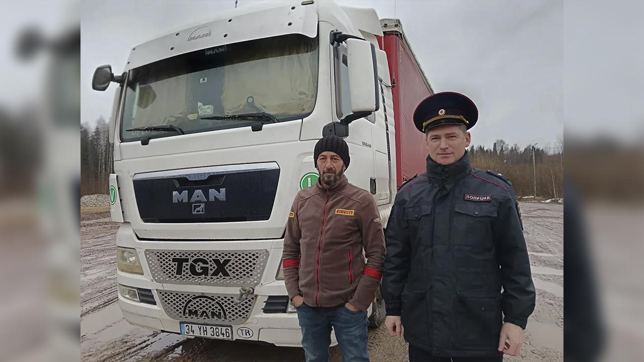 Полицейские оказали помощь дальнобойщику из Турции, чья фура сломалась в Костромской области