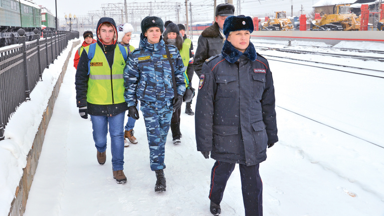 Дружина распускает крылья