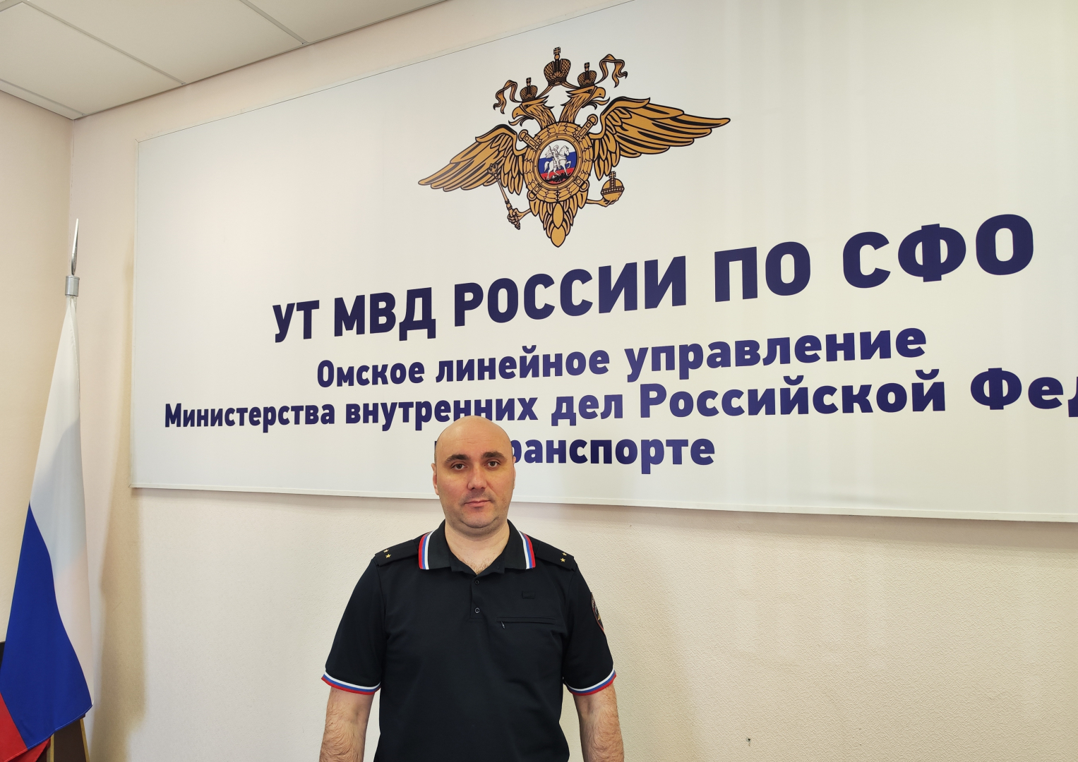 В Омске транспортный полицейский помог мужчине и его собаке выбраться со льдины на берег Иртыша