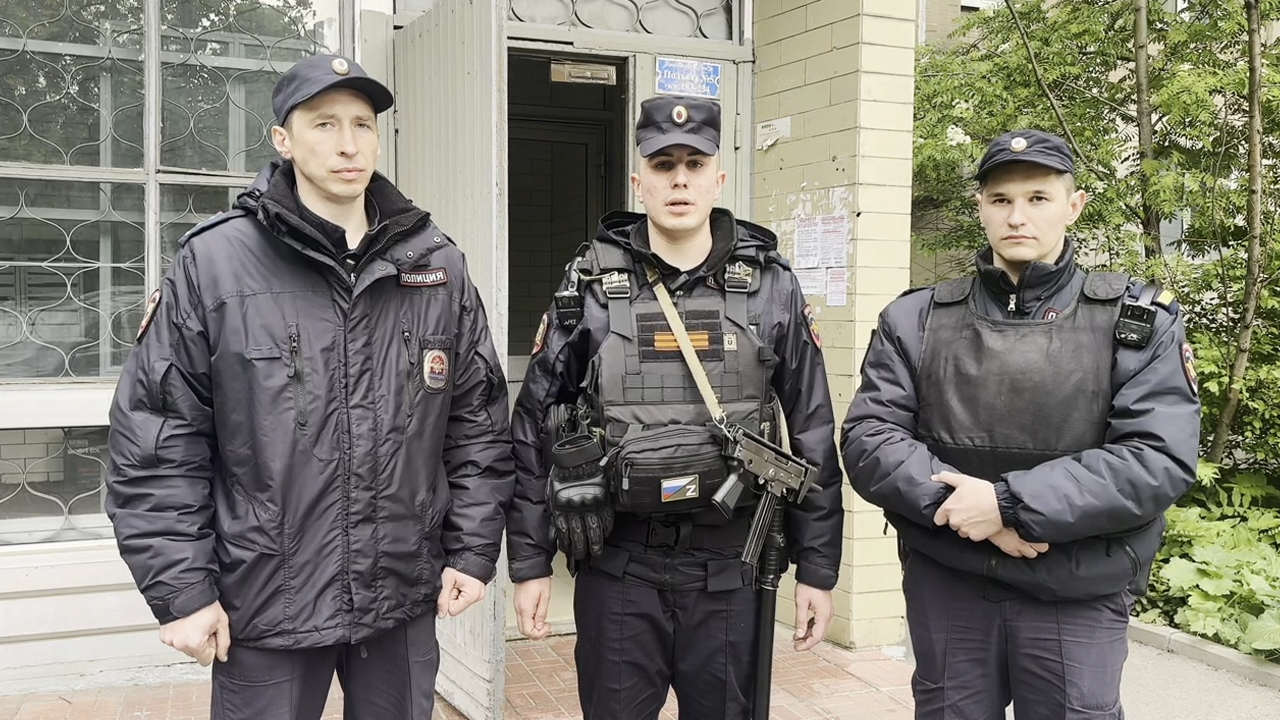 В Москве сотрудники ППС оказали помощь жильцам многоэтажки во время пожара на верхнем этаже