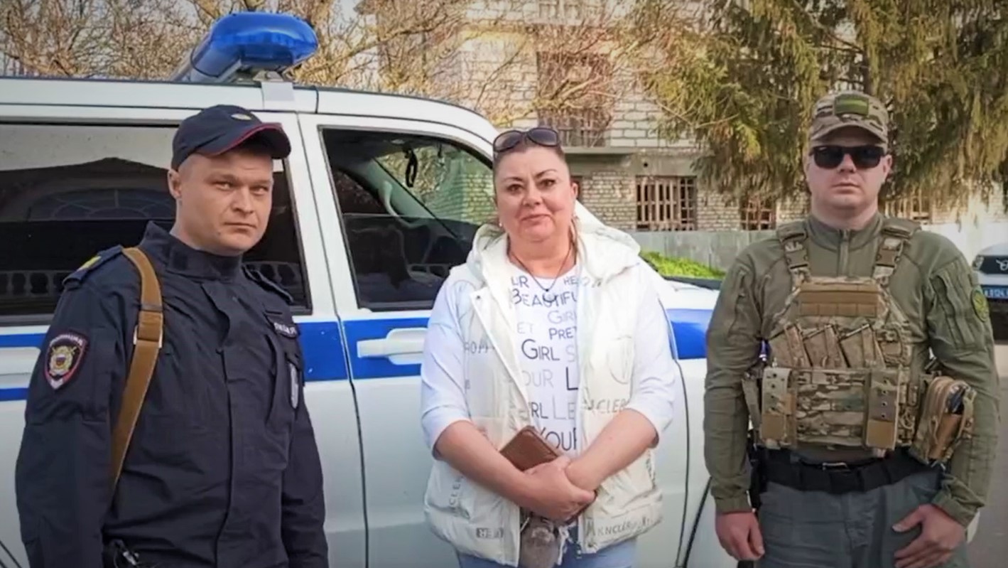В Херсонской области полицейские нашли владелицу утерянной дамской сумки с деньгами и документами