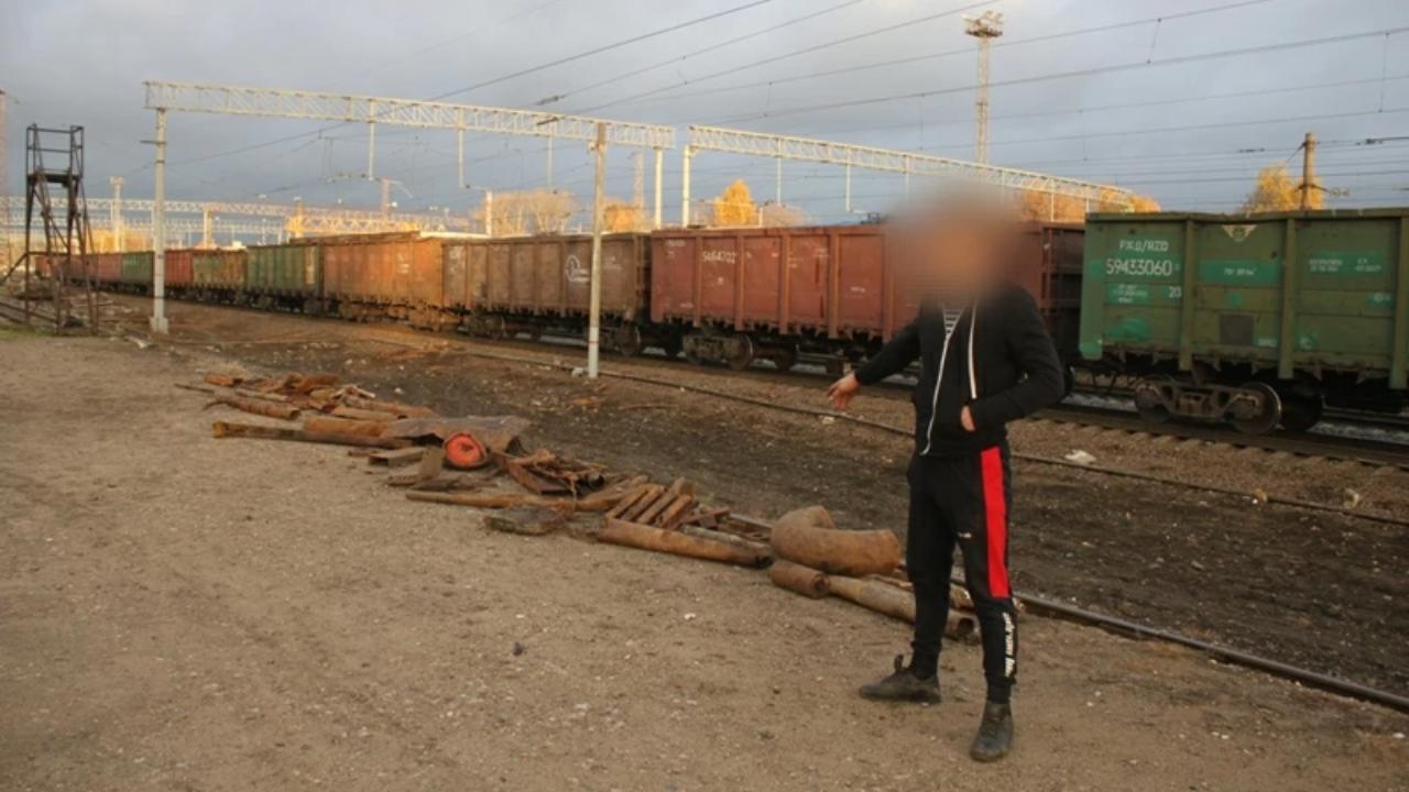 Транспортные полицейские Москвы задержали мужчину, который с подельниками воровал с полувагона чермет