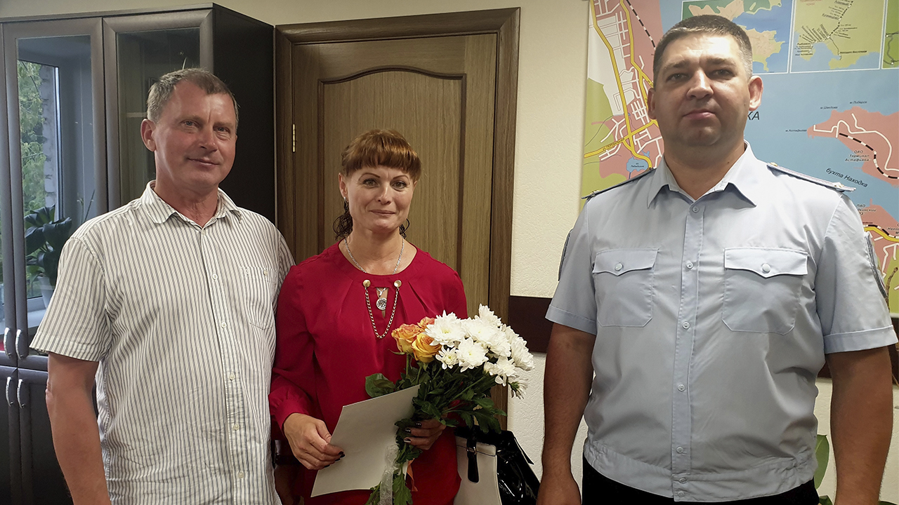 Транспортные полицейские наградили жительницу Находки, спасшую из-под поезда трёхлетнего мальчика