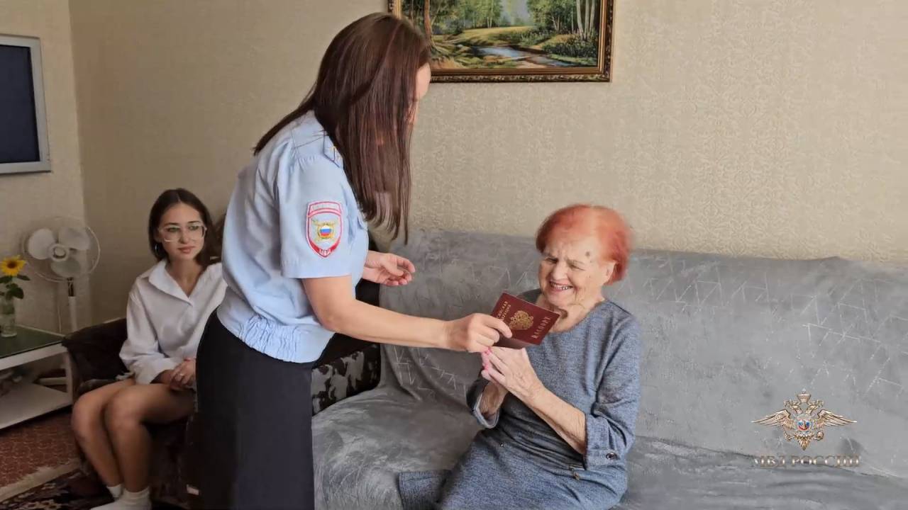 Ирина Волк: Полицейские вручили российский паспорт 99-летней жительнице Ульяновска, прибывшей с Украины