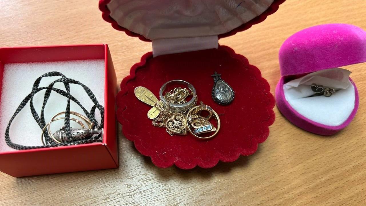 Вологодская полиция задержала двух подозреваемых в краже денег и украшений из ломбарда на 6 млн рублей