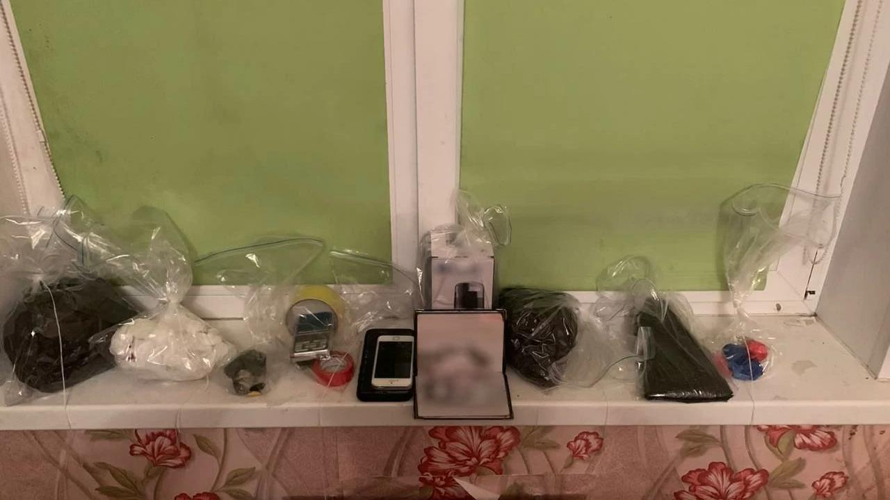 В квартире наркосбытчика красноярские полицейские обнаружили порядка 800 граммов героина и метадона