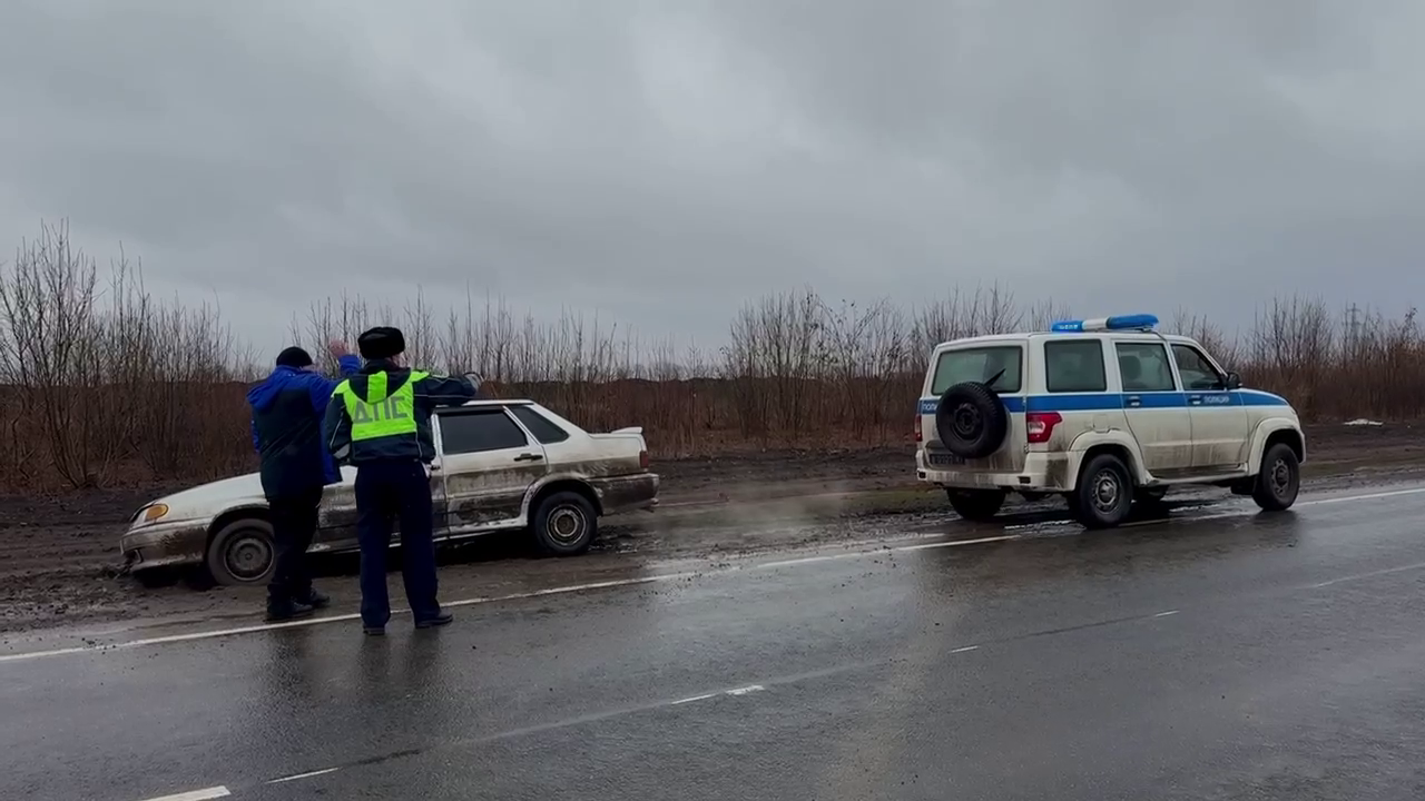 Полицейские ЛНР помогли водителю, машина которого увязла в грязи на обочине трассы у города Первомайска
