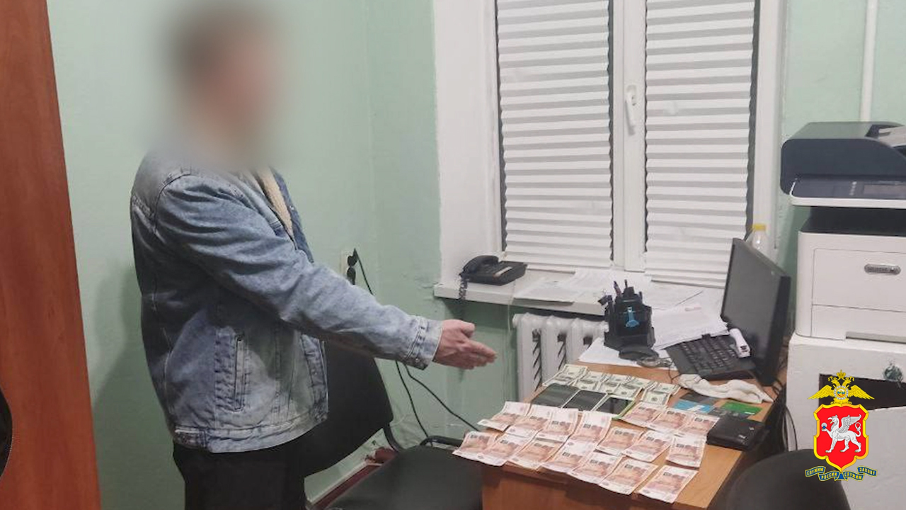Полицейские Республики Крым вернули обманутой аферистами пенсионерке свыше полумиллиона рублей