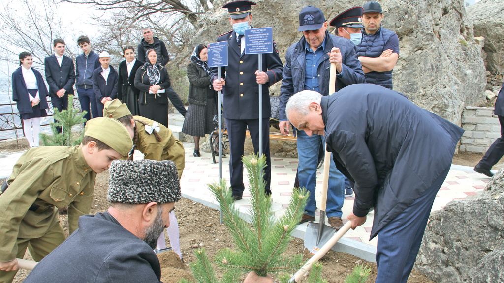 Стражи правопорядка во главе с министром регулярно участвуют в экологических акциях