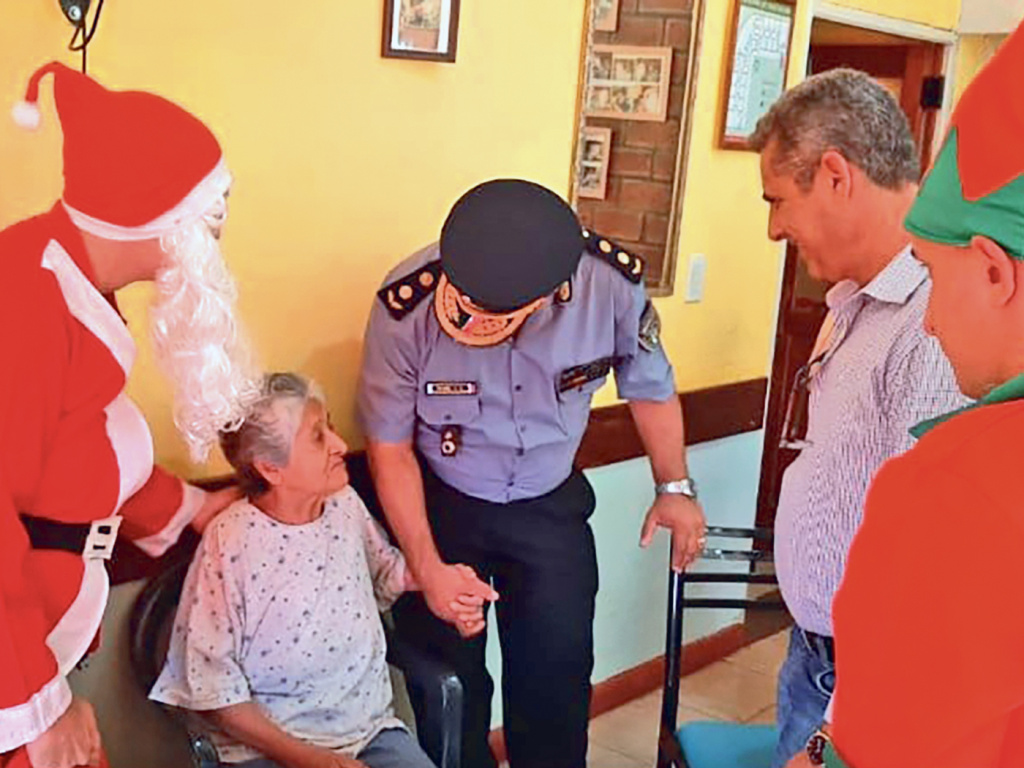 Фото: из открытых источников / В Аргентине полицейские лично вручают подарки подопечным социальных учреждений