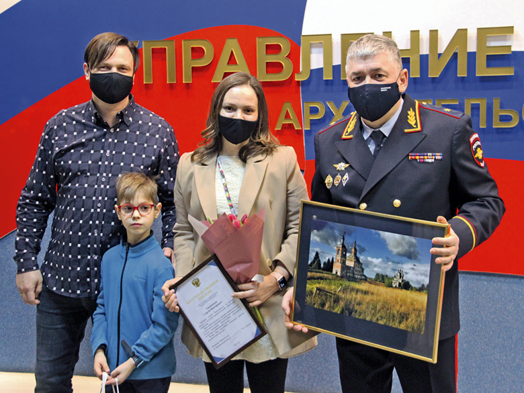 Генерал-майор полиции Александр Прядко вручил семье Сергея Олюкова благодарственное письмо