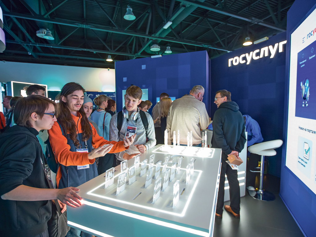 Фото: Элеоноры Марченко / Посетители рассматривают стенд от Госуслуг