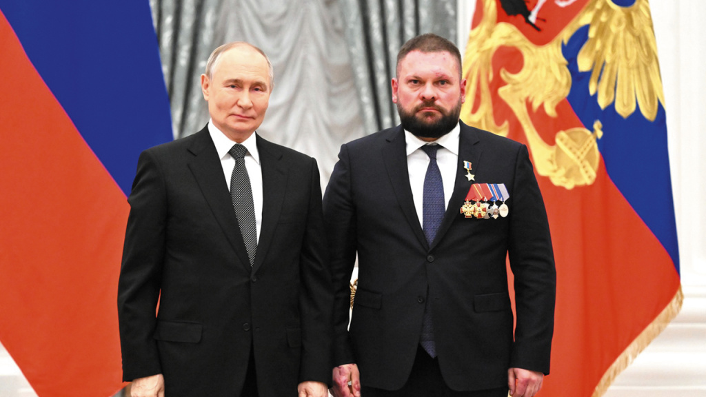 из личного архива Евгения Поддубного / С Президентом Российской Федерации Владимиром Путиным на церемонии вручения Звезды Героя России